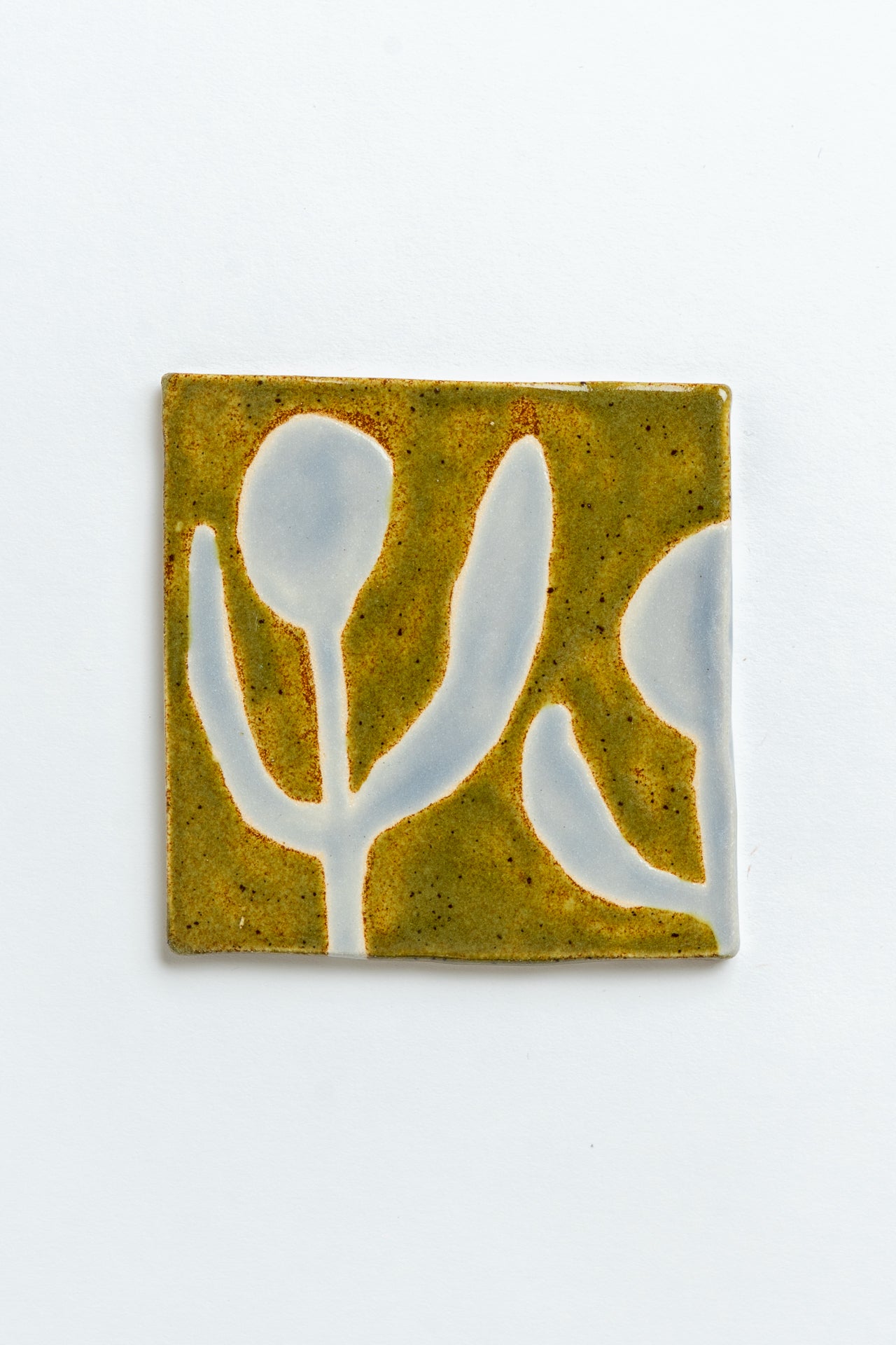 MIMMO Studios x Studio Alice Johnson Ceramic tile collaboration. Abstract floral motif on square tile