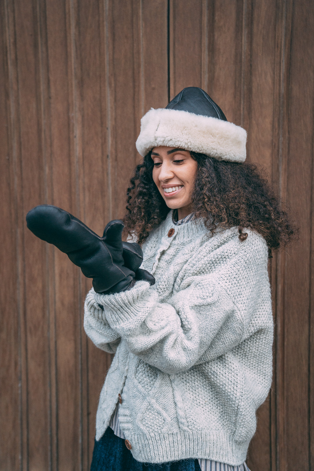 Straight Hair Mittens Chocolate & Seal