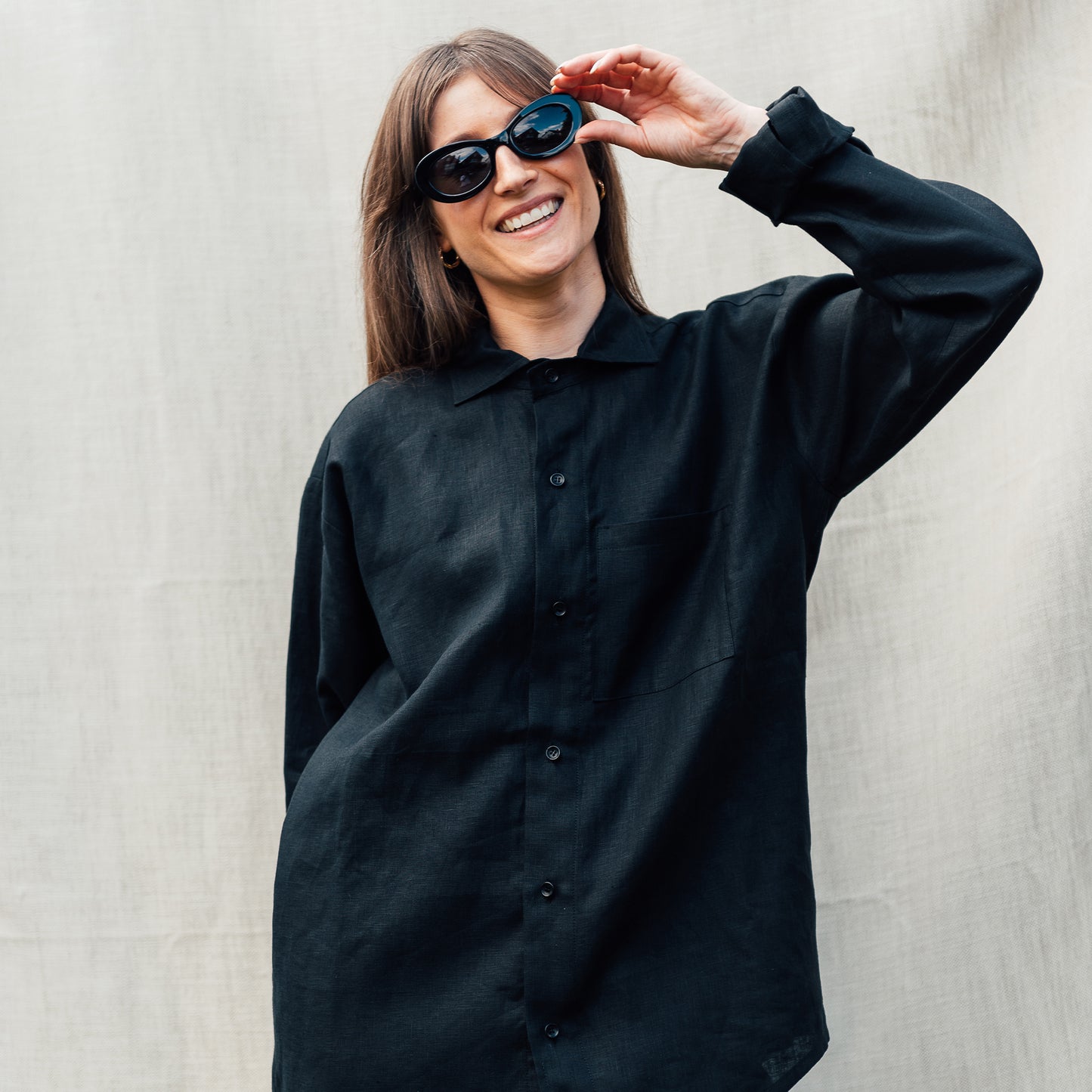 Auór Paloma Sunglasses Black styled with LOUAL Linen Shirt in Black