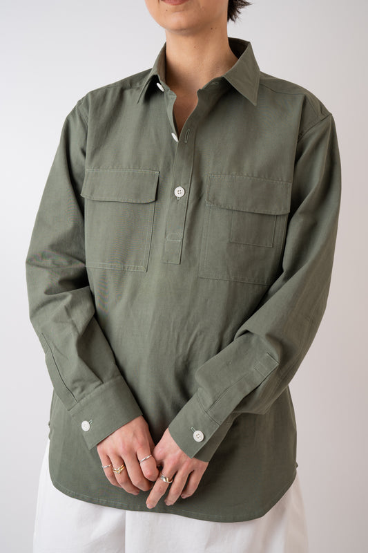 Xi Atelier Organic Cotton Frankie Unisex Shirt in green with chest military pockets